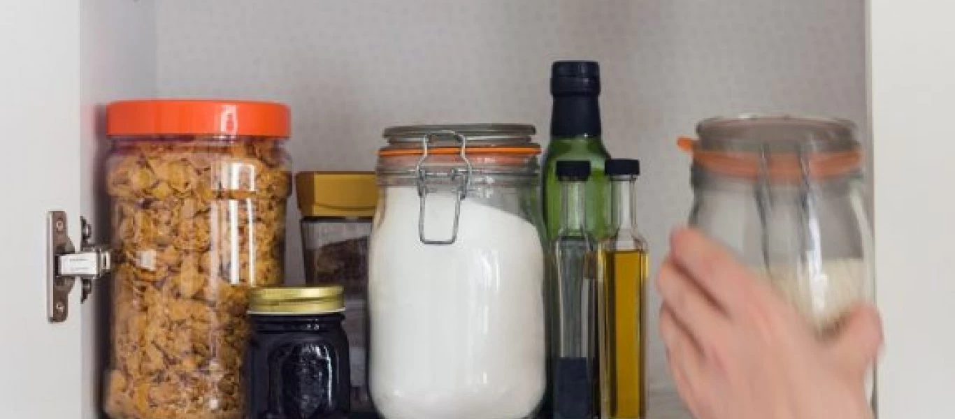 Τι μπορείτε να κάνετε για να απαλλαγείτε από τα ζωύφια στο ντουλάπι με τα τρόφιμα